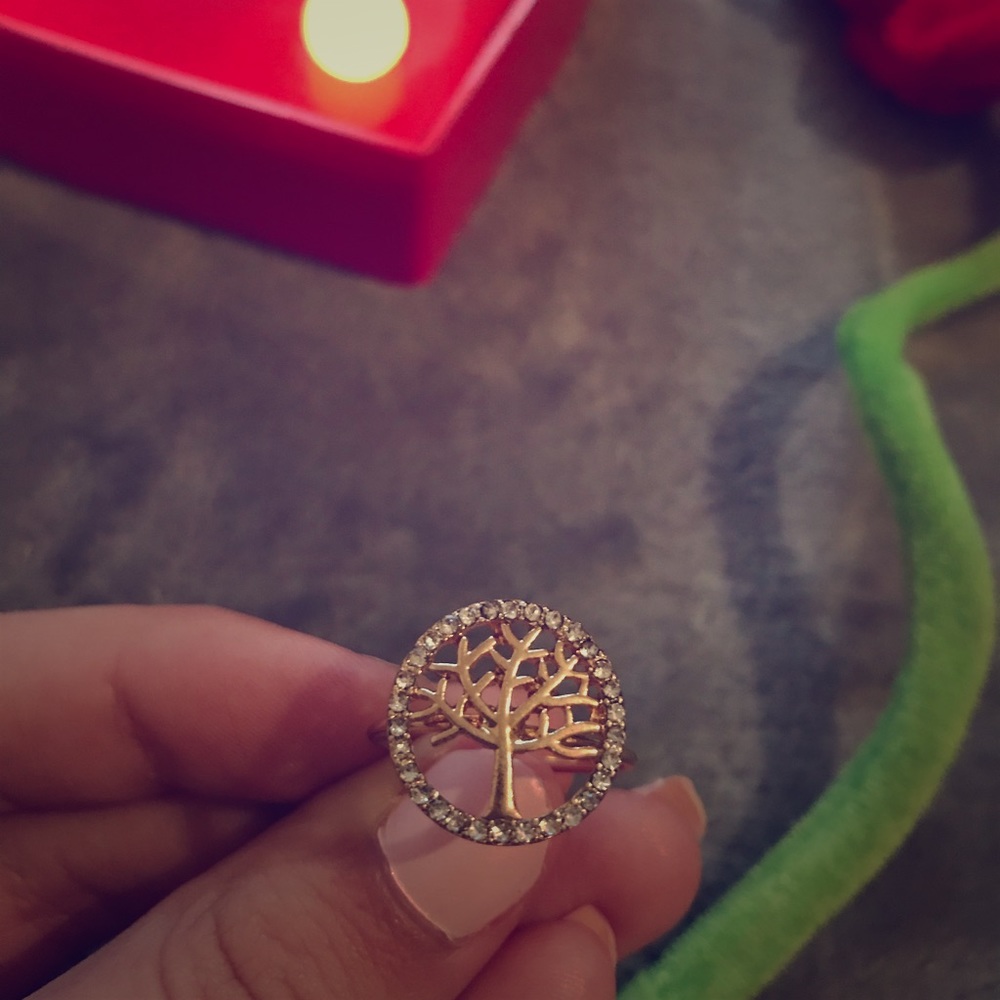 Ring with a tree surrounded by diamonds❤️
